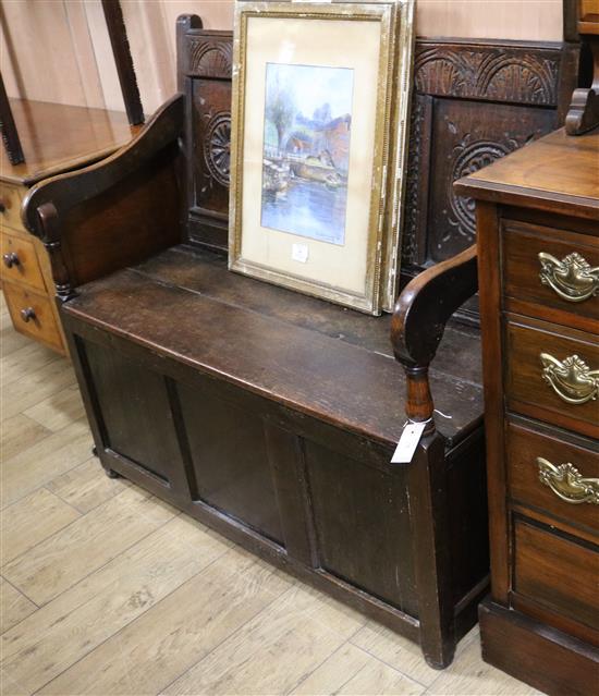 An oak settle, late 18th/19th century, with hinged lid W.107cm